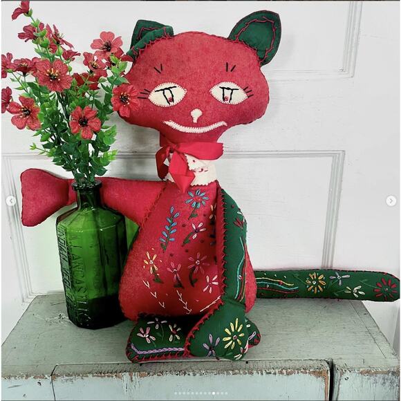 Vintage Handmade Embroidery Sequin Folk Art Christmas Cat Doll Red Green Felt - Picture 1 of 10